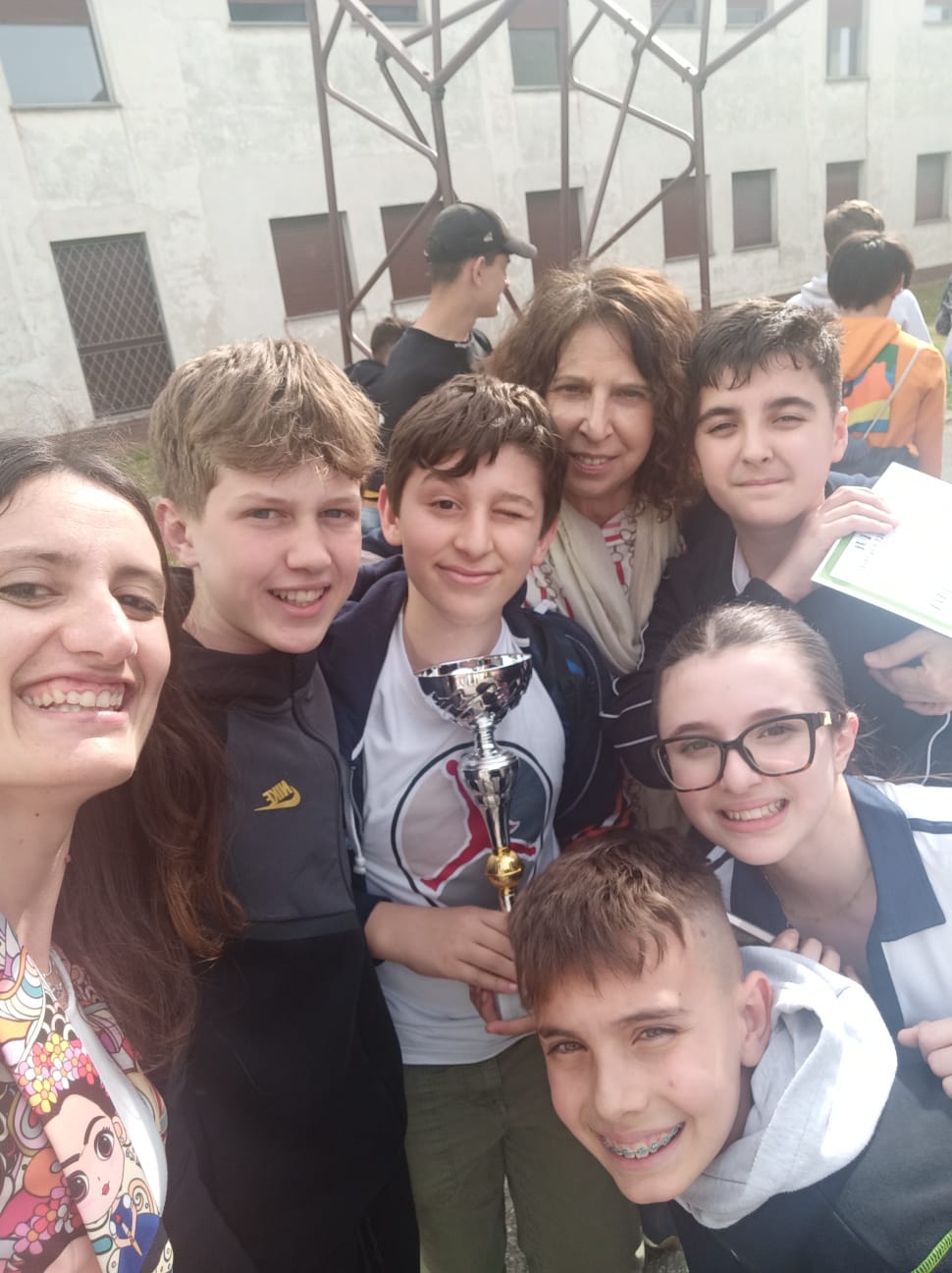 La squadra della 2C con le loro docenti